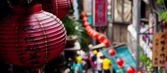 公开线索对照:剧组路透机位被指对着休息室门,摄影组说「在等转场」