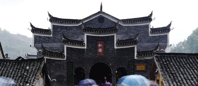 时间线摘录:饭圈接机大巴被指没报备,交警和经纪公司各发了一条劝离